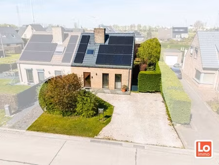 instap klare halfopen woning met gezellige stadstuin nabij het centrum van oostakker!