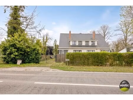 ruime te renoveren woning met 3 slaapkamers op vlot bereikbare ligging (genkersteenweg).