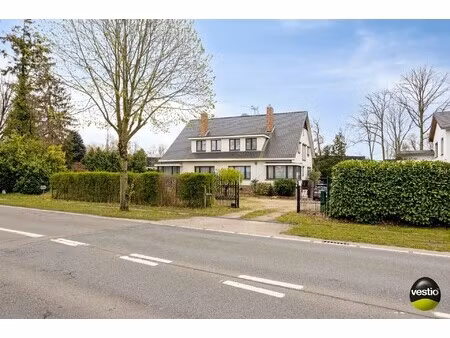 ruime woning met 3 slaapkamers op vlot bereikbare ligging (genkersteenweg).