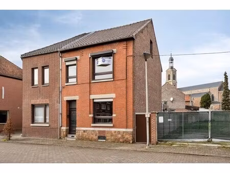 charmante gezinswoning met 4 slaapkamers  knusse tuin en veel potentieel in het gezellige 