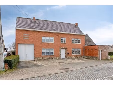 hoeve met schuur en groot weiland