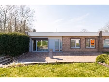 halfopen bungalow met zonnige ruime tuin