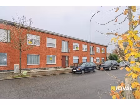 deels te renoveren appartement met garage!