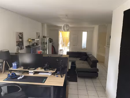 appartement t2 + cour et places de parking