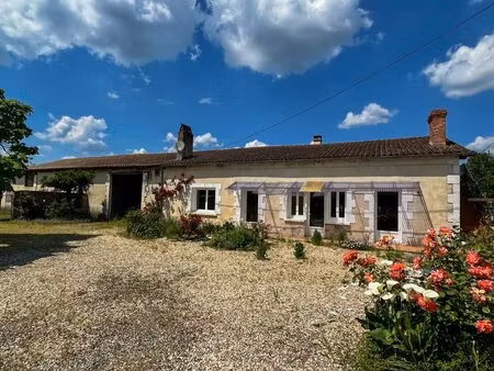 maison et hangar isolés