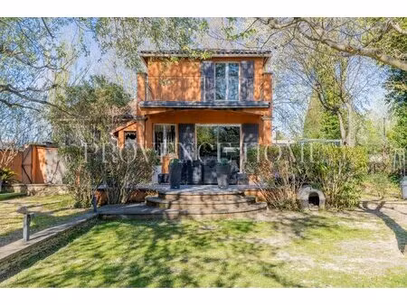 a vendre maison avec piscine au cur du village de robion luberon provence