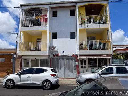 location local commercial 27m² riviere salee 97215