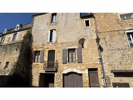 bel immeuble comprenant 5 logements et un garage au coeur du vi