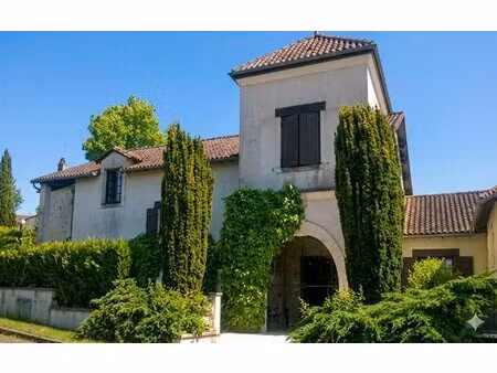 propriété exceptionnelle avec potentiel d’activité hôtelière — périgord vert  dordogne