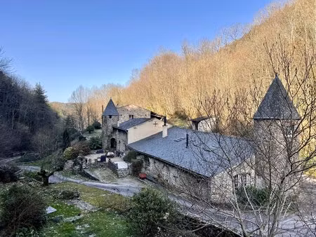domaine de nature préservée et isolé dans la montagne noire  avec cascades et forêts