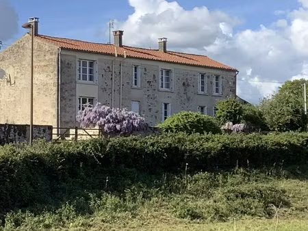 charmante maison en pierre en bordure du village