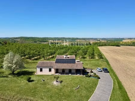 a seulement 3 minutes de seyches – une propriété boisée offrant des vues dégagées et...