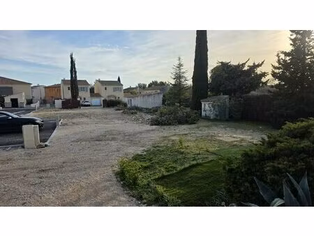 à acheter sur saint-cannat: terrain constructible de 359m2 viabilisé  libre constructeur..