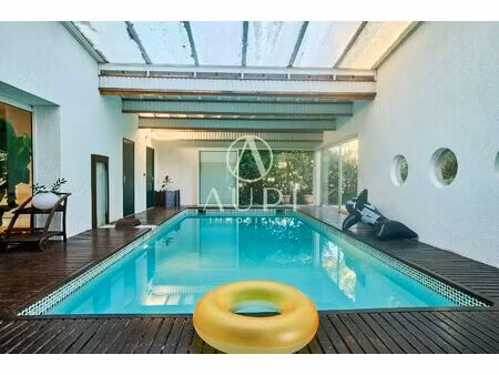 villa d'architecte avec piscine intérieure au coeur de la provence