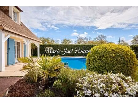 maison traditionnele avec piscine...