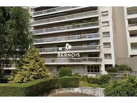 location local professionnel 96m²