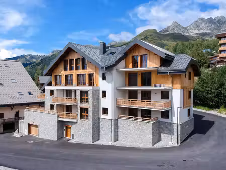 2 à 4 chambres sud facing appartements à seulement 90m des pistes de ski - livraison juin.