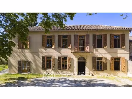 belle maison avec parc et piscine