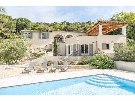 jolie villa contemporaine avec grand jardin et piscine