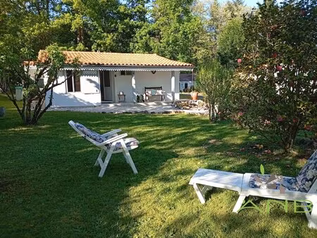 belle maison de plain-pied dans un village de vacances