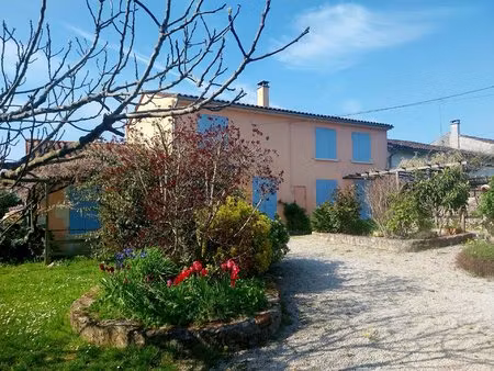 maison charentaise nichée dans un écrin de verdure de 10.000 m2  nombreuses dépendances ..