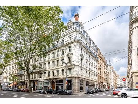 location commerce 274 m²
