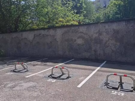 place de parking exterieure securisee