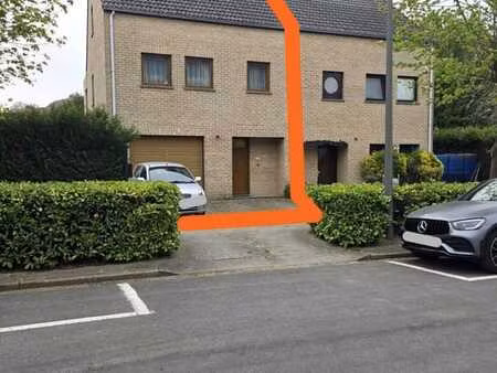 dans une impasse...à côté d'un terrain de jeu...dans un qua