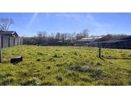 een perceel bouwgrond van 4a 60ca voor gesloten bebouwing...