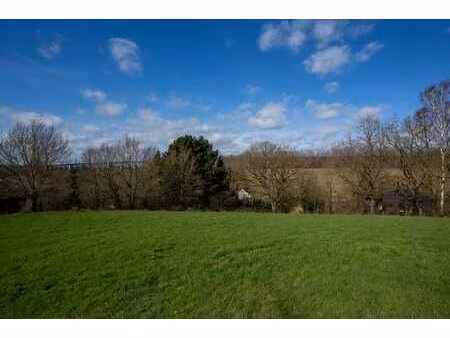 terrain à bâtir situé dans un endroit calme