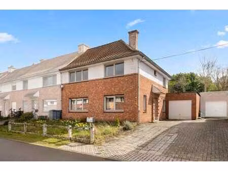 maison à rénover avec permis dans une rue sans issue.