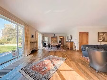 villa avec piscine et possibilité d’exercice professionnel