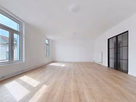 superbe triplex entièrement rénové au centre de wavre