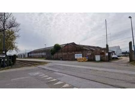 port d’ostende : terrain avec quai et bâtiments