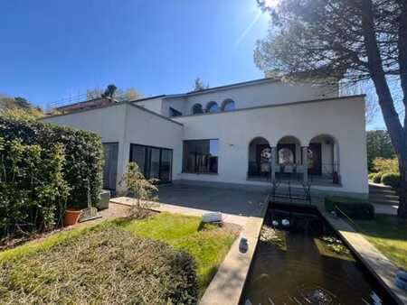 sur les hauteur  lumineuse villa avec vue sur la vallée