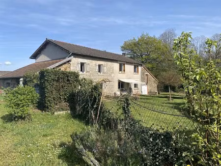 propriété en pierre de 120 m² environ avec un plain pied de vie. dépendances attenantes.