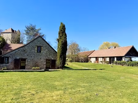 ancienne chapelle rénovée avec plusieurs habitations - hameau - idéal projet familial ou..