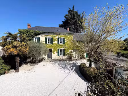 belle maison de maître comprenant 6 chambres  avec piscine et dépendance