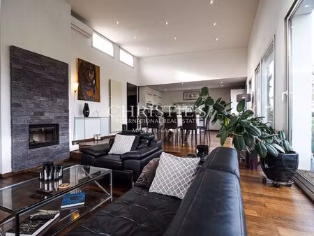 belle maison moderne avec piscine et vue imprenable