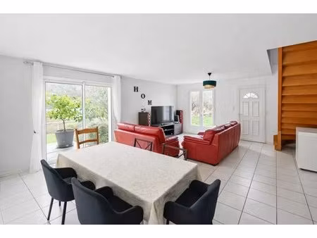 maison moderne 4 pièces avec piscine à nazelles-négron