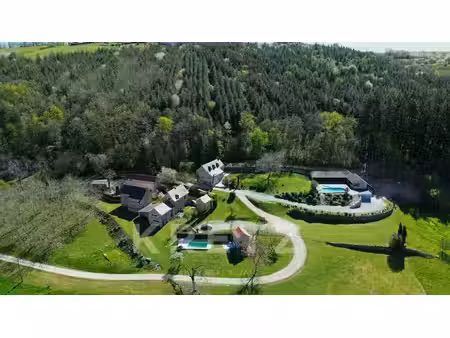 hameau et ses 8 maisons au cœur de l'aveyron