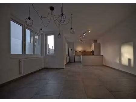 à louer  agréable appartement situé au rez-de-chaussée à hor