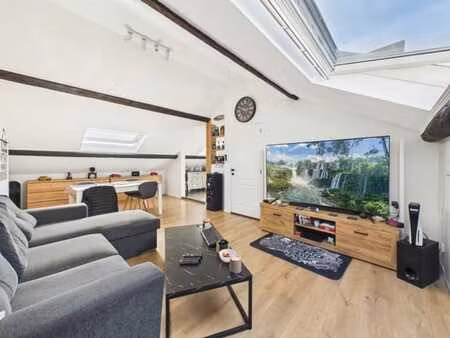 studio rénové ± 43 m² – dernier étage – faibles charges