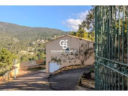 élégance et nature : maison avec piscine et panorama sur les collines