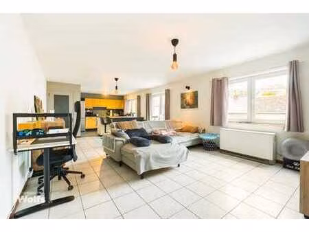 spacieux appartement avec balcon à l'entrée de visé !