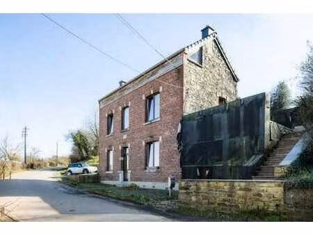 belle maison à kin avec une belle terrasse et piscine