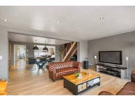 magnifique duplex 3chambres + terrasse idéalement situé!