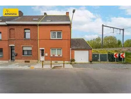 maison 3 façades comprenant 2 chambres  un jardin et un gara