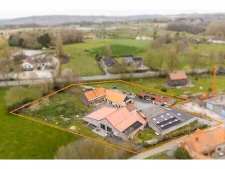 propriété unique avec grange rénovée et nombreuse possibilit