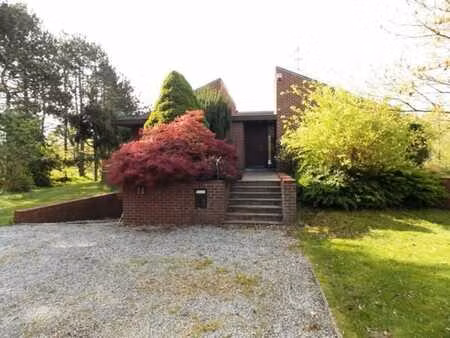 belle villa avec jardin  garage et piscine chauffée